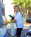 Billie-Lourd-pumping-gas-at-a-gas-station--04.jpg